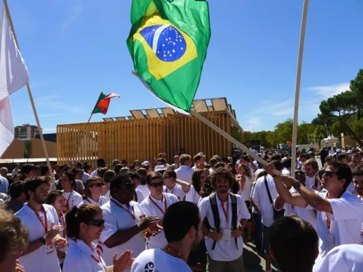 Integrantes da equipe brasileira com a bandeira do Brasil em Madri