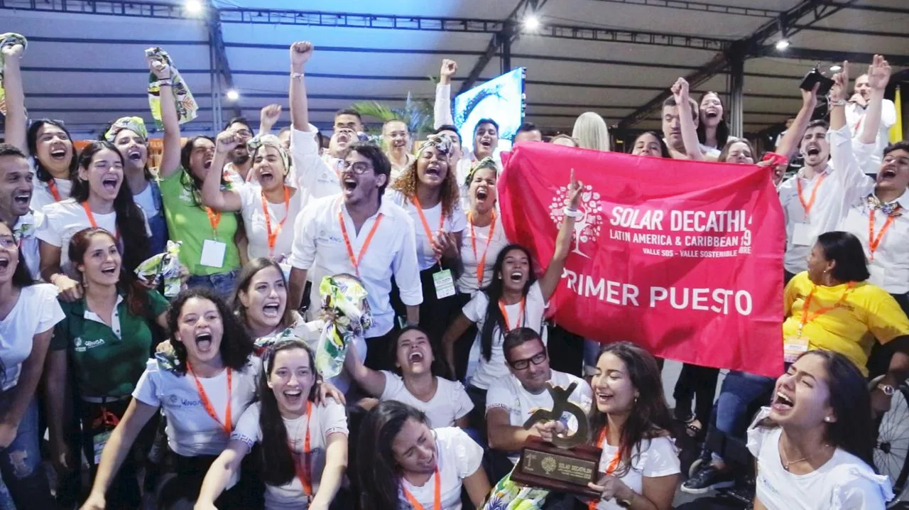 Equipe campeã comemorando com a faixa Solar Decathlon Latin America & Caribbean, Primer Puesto